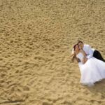 Leżąca para na plaży